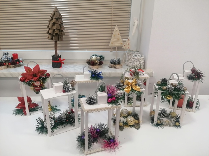 Podczas zajęć terapeutycznych w Dziennym DOmu SENIOR+ w Rachcinie seniorzy robią między innymi dekoracje świątyeczne 