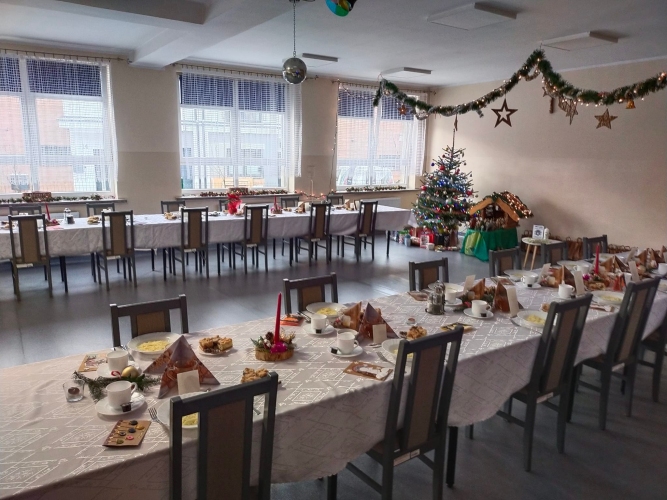 Uczesnicy Dziennego Domu SENIOR+ w Chorzowie wspólnie celebrują ważne wydarzenia, takie jak Wigilia