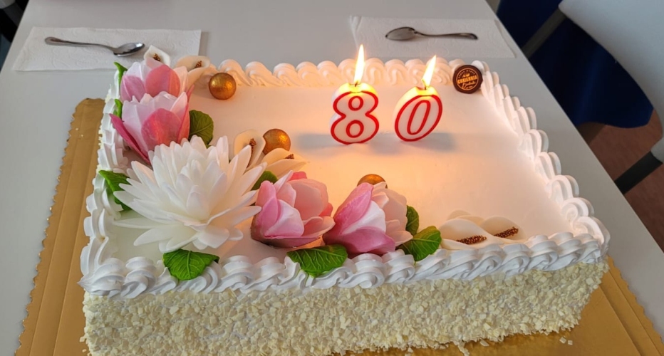 Uczestnicy Dziennego Domu SENIOR+ w Kazimierzu Biskupim wspólnoe świętuję ważne dla nich wydarzenia, na przykład urodziny