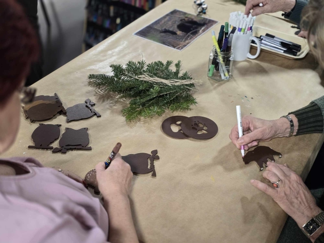 Uczesnicy Dziennego Domu SENIOR+ w Ustrzykach Dolnych uczestniczą w zajęciach plastycznych