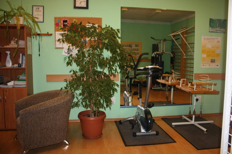 Dzienny Dom SENIOR+ w Żarach dysponuje sprzętem do ćwiczeń, w tym kabiną UGUL