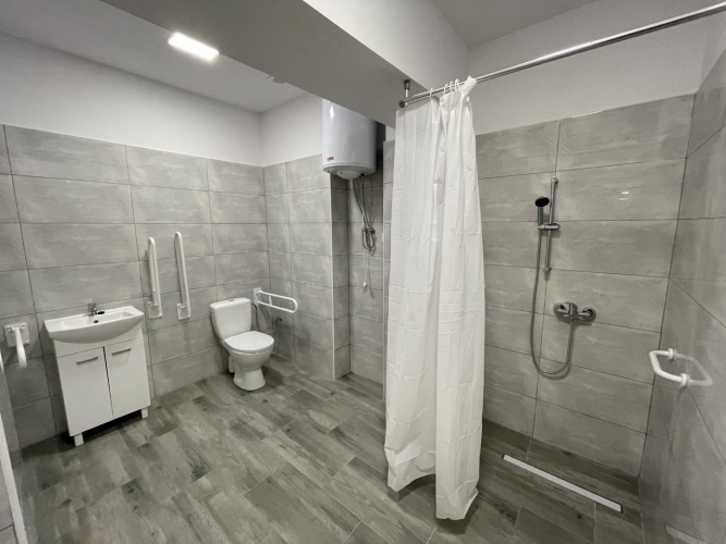 Wnętrza Dziennego Domu SENIOR+ w Ruskim Brodzie są w pełni przystosowane dla potrzeb osób niepełnospranych