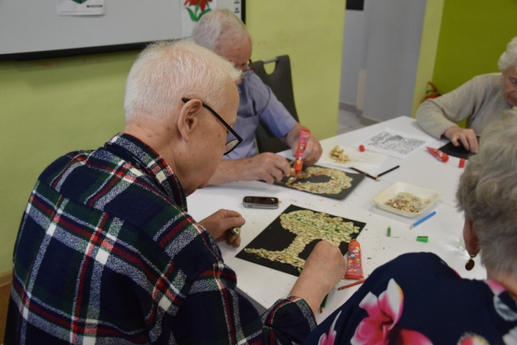 Podopieczni Dziennego Domu Pobytu w Aleksandrowie Kujawskim każdego dnia uczestniczą w warsztatach terapii zajęciowej
