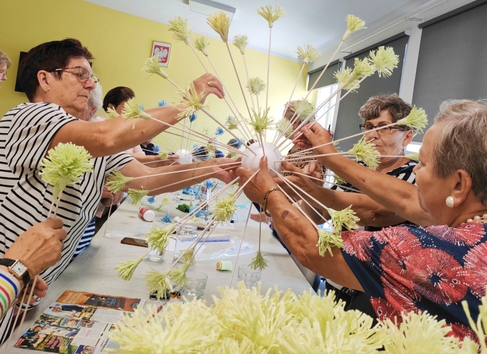 W Dziennym Domu SENIOR+ w Gronowie seniorzy biorą udział w warsztatach terapii zajęciowej