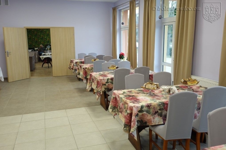 Wielofunkcyjna przestrzeń w Dziennym Domu SENIOR+ w Bolesławcu - jadalnia, sala zajęciowa i miejsce spotkań