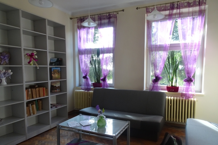 Dzienny Dom SENIOR+ w Gorzkowie - kącik dzienny z biblioteczką