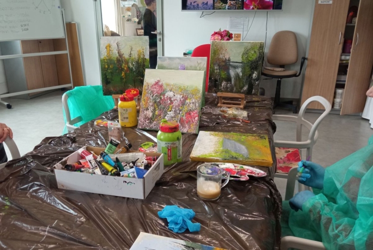 W ramach terapii zajęciowej uczestnicy Dziennego Domu Pobytu KOTWICA w Siedlcach biorą udział w zajęciach plastycznych