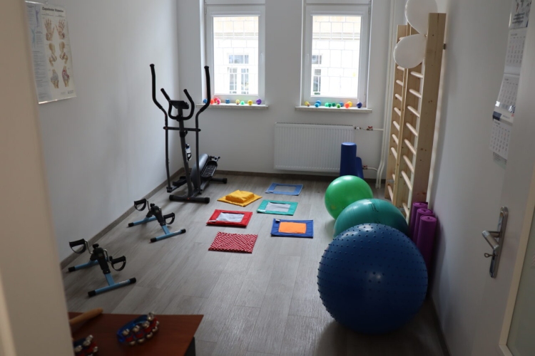 Niewielka, ale dobrze wyposażona sala do ćwiczeń w Dziennym Domu SENIOR+ w Środzie Śląskiej