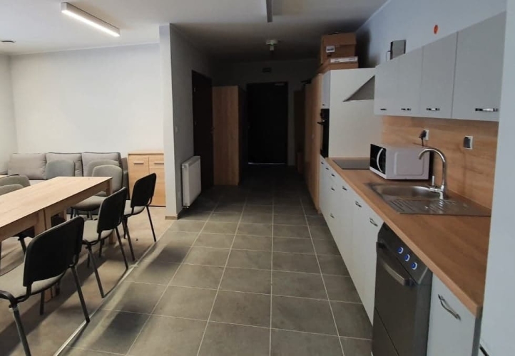 Na terenie Dziennego Domu SENIOR+ w Gniewie znajduje się między innymi sala dzienna z aneksem kuchennym