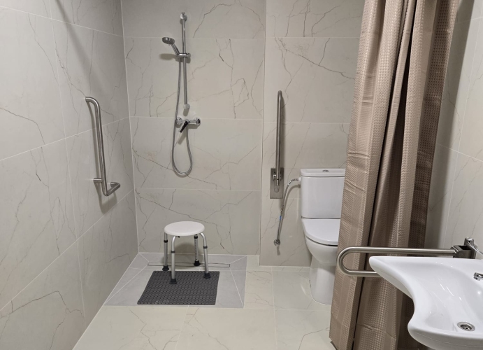 Łazienki i inne pomieszczenia w Rezydencji Seniora Rubin w Grzybowie są dostosowane dla potrzeb osób niepełnosprawnych