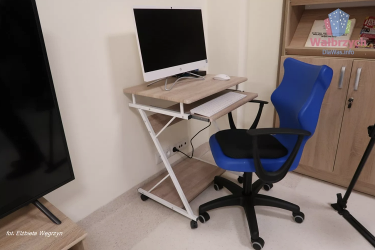 Kącik komputerowy z dostępem do Internetu w Dziennym Domu SENIOR+ w Wałbrzychu