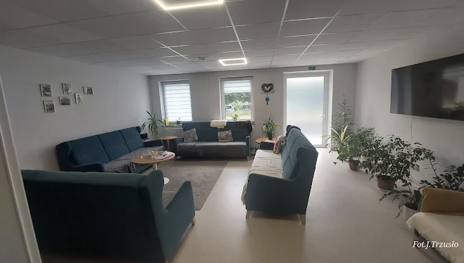 Sercem Dziennego Domu SENIOR+ w Brzegu Dolnym jest ogólnodostępny salon