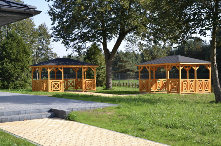 Przed  Dziennym Domem SENIOR+ w Lipinach znajduje się teren rekreacyjny z ogrodem i altanami