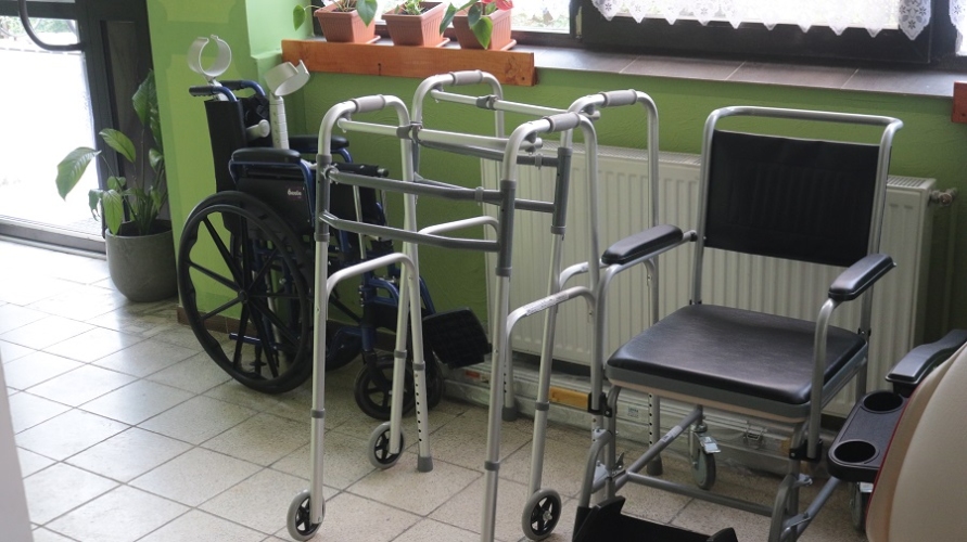 Dzienny Dom Pobytu OAZA SENIORA w Wałbrzychu dysponuje sprzętem rehabilitacyjnym, takim jak wózki czy chodziki