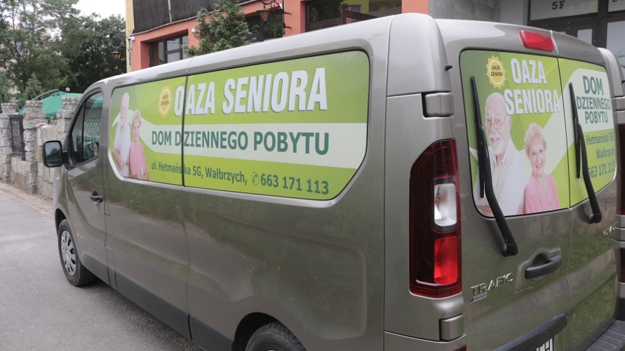 Dzienny Dom Pobytu OAZA SENIORA w Wałbrzychu oferuje swoim podopiecznym także usługi transportowe