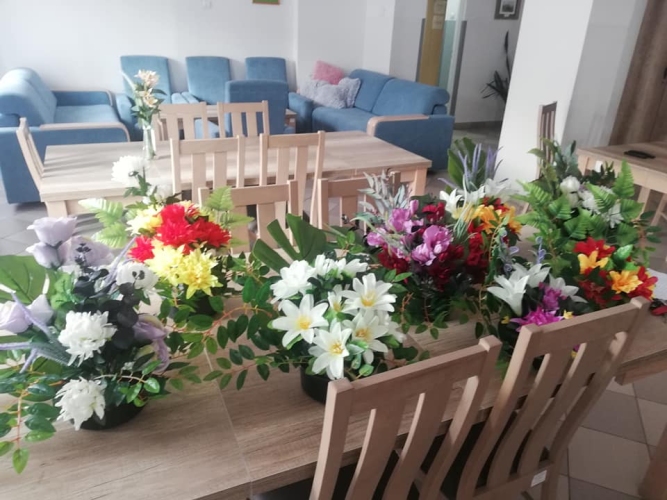 Dzienny Dom SENIOR+ w Olsztynku oferuje seniorom różne formy zajęć, w tym zajęcia florystyczne