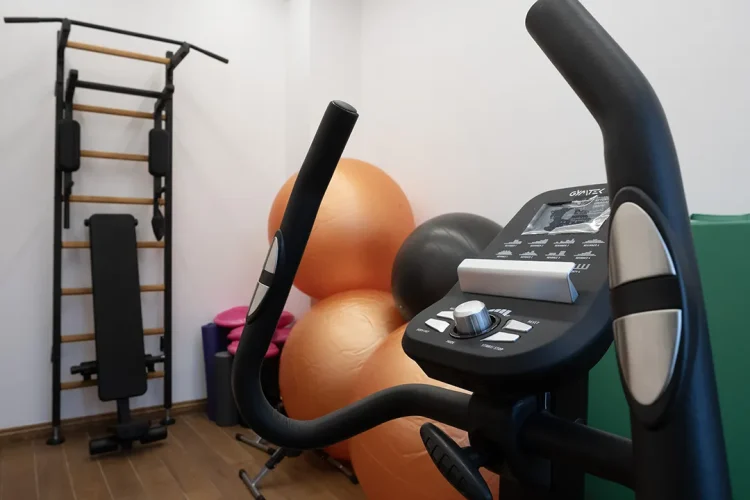 Dzienny Dom SENIOR+ w Toruniu (Bydgoska 52) dysponuje salą gimnastyczną wyposażoną w profesjonalny sprzęt do ćwiczeń