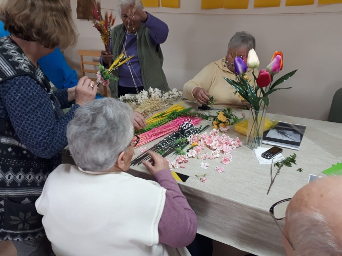 Dzienny Dom SENIOR+ w Witnicy - seniorzy chętnie biorą udział w zajęciach plastycznych