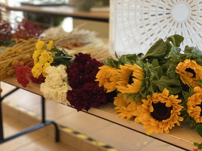 Lista oferowanych w Dziennym DOmy Seniora w Gorlicach zajęć jest długa i obejmuje między nnymi zajęcia florystycznye i plastyczne