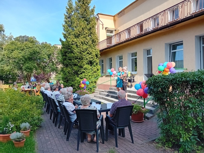 Wiosną i latem seniorzy - podopieczni Domu Dziennego Pobytu WSG w Bydgoszczy - chętnie spędzają czas na zewnątrz