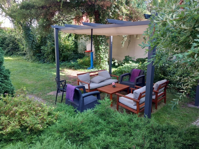 Dom Dziennego Pobytu Aktywny Senior w Krakowie - ogród z miejscem wypoczynkowym dla seniorów 