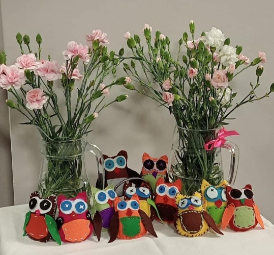 Podczas zajęć prowadzonych w Dziennym Domu Pobytu Senectus w Bydgoszczy seniorzy malują, rysują, wykonują dekoracje świąteczne...