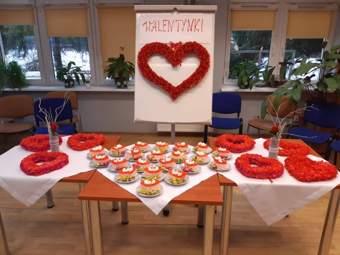 Podopieczni Dziennego Domu SENIOR+ w Dąbrowie Górniczej wspólnie świętują ważne wydarzenia, na przykład Walentynki 