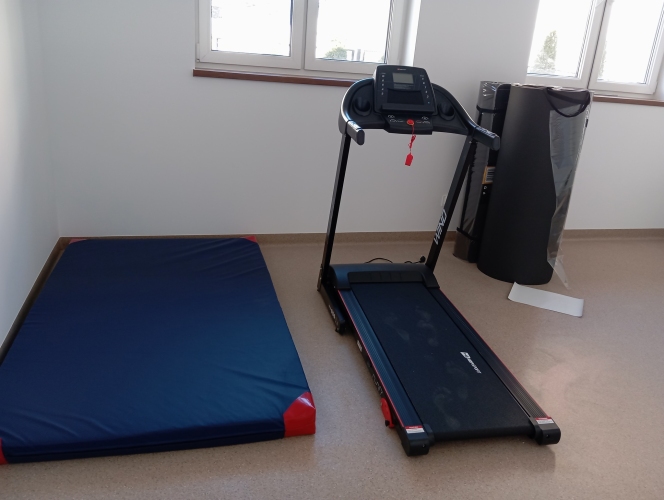 Dzienny Dom SENIOR+ w Raciechowicach dysponuje salą do rehabilitacji i sprzętem do ćwiczeń