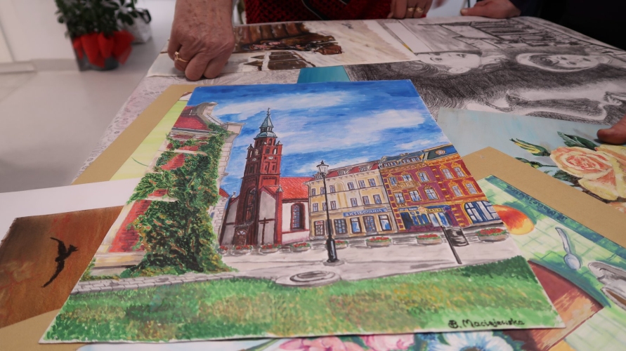 Dzienny Dom SENIOR+ w Starogardzie Gdańskim - jedną z oferowanych form terapii są zajęcia plastyczne 