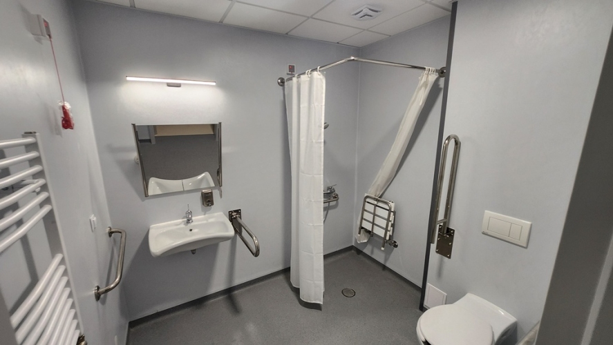 Centrum Dziennego Pobytu dla Seniorów Nr 1 w Lublinie - łazienki i inne pomieszczenia dostosowane są dla potrzeb osób o ogeaniczonej sprawności ruchowej