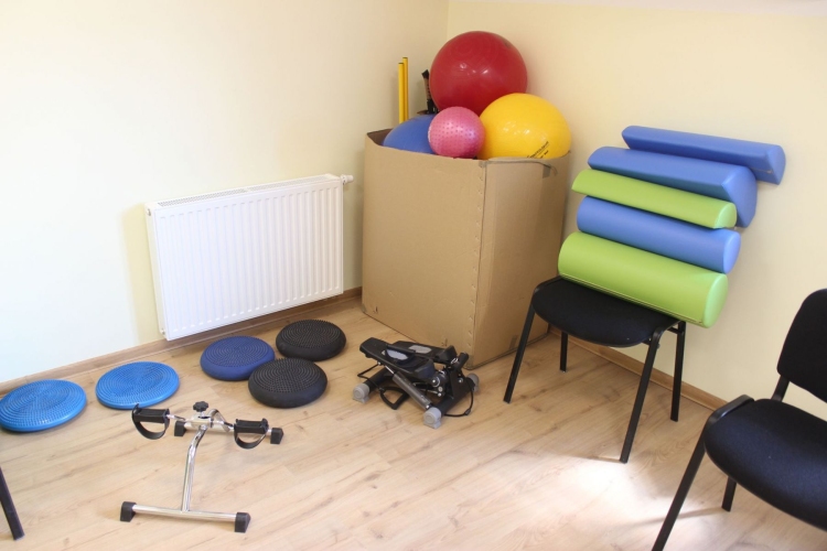 Dzienny Dom Seniora w Wieprzu dysponuje salą rehabilitacyjną wyposażoną w niezbędny sporzęt do ćwiczeń