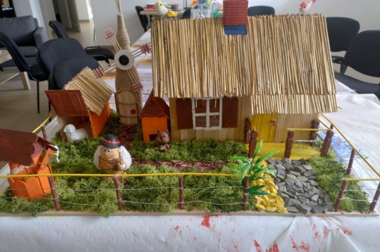 Podczas warsztatów terapii zajęciowej podopieczni Dziennego Domu SENIORP w Raciechowicach wykonuja tego typu prace