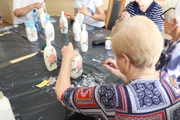 Dzienny Dom SENIOR+ w Budach Głogowskich oferuje seniorom terapię zajęciową dostosowaną do ich zainteresowań