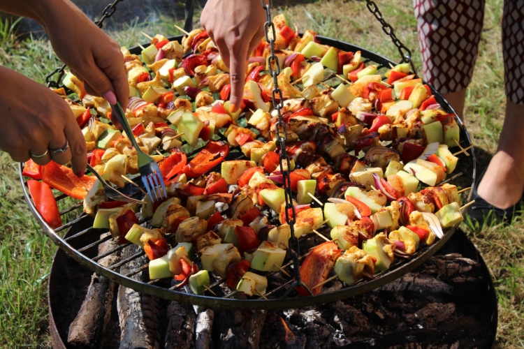 Dzienny Dom SENIOR+ w Budach Głogowskich - wiosną i latem seniorzy chętnie spędzają czas w ogrodzie, na przykład grillując