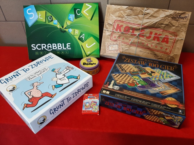 Podopieczni Dziennego Domu SENIOR+ w Polanicy-Zdroju chętnie spędzają czas wspólnie, na przykład grając w planszówki