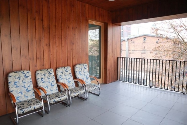 Podopieczni Dziennego Domu SENIOR+ w Łodzi chętnie spędzają czas na tarasie