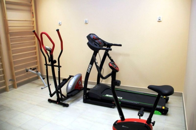 Dzienny Dom Senior - Wigor w Józefowie dysponuje salą rehabilitacyjną i nowoczesnym sprzętem do ćwiczeń