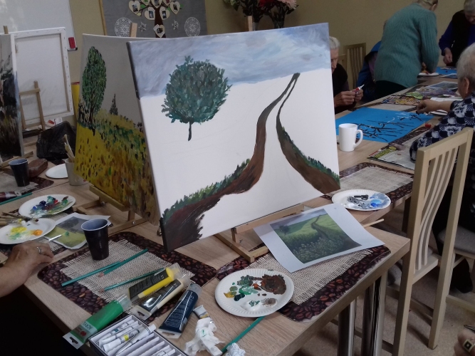 Podopieczni Dziennego Domu SENIOR+ w Przyłęku biorą udział w różnego rodzaju zajęciach , które rozwijają ich zainteresowania 