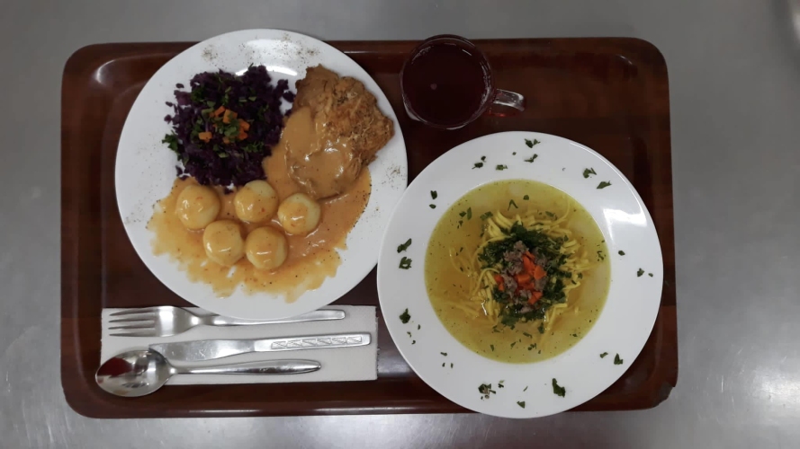 Podopieczni Dziennego Domu SENIOR+ w Czechowicach-Dziedzicach otrzymują smaczny, dwudaniowy obiad