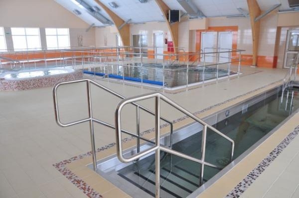 Dzienny Dom SENIOR+ ,,Mentor" w Olsztynie mieści się na terenie Centrum Rehabilitacji - na miejscu znajduje się między innymi basen