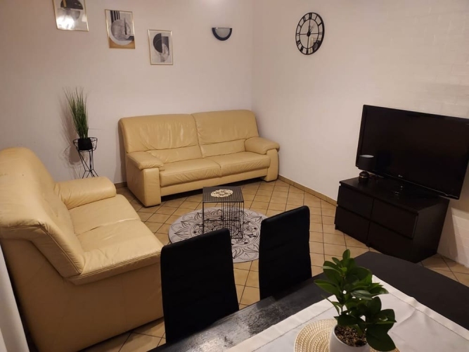 Podopieczni Domu Seniora Przyjaźń w Wejherowie spędzają czas we wspólnym salonie 