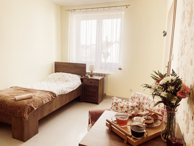 Pokoje w Domu Opieki „Wioska Seniora” w Gromniku są jasne, przytulne i wyposażone w niezbędne meble 