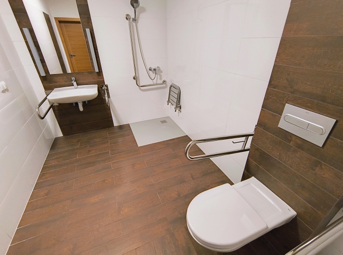 Wnętrza Domu Seniora Amico Amicus w Krupskim Młynie są dostosowane dla potrzeb osób niepełnosprawnych