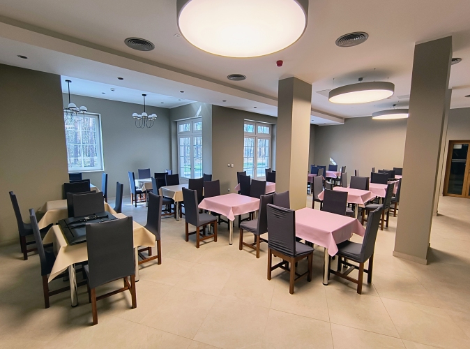 Dom Seniora Amico Amicus w Krupskim Młynie dysponuje nie tylko komfortowymi pokojami, ale i funkcjonalną przestrzenią wspólną