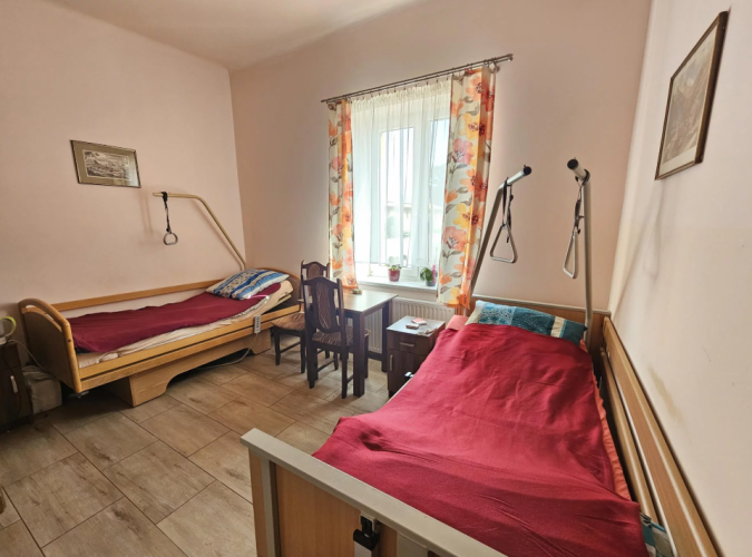 Pensjonariusze Domu Seniora Nad Płonką w Zdziarze Wielkim mieszkają w komfortowo wyposażonych pokojach z łazienkami