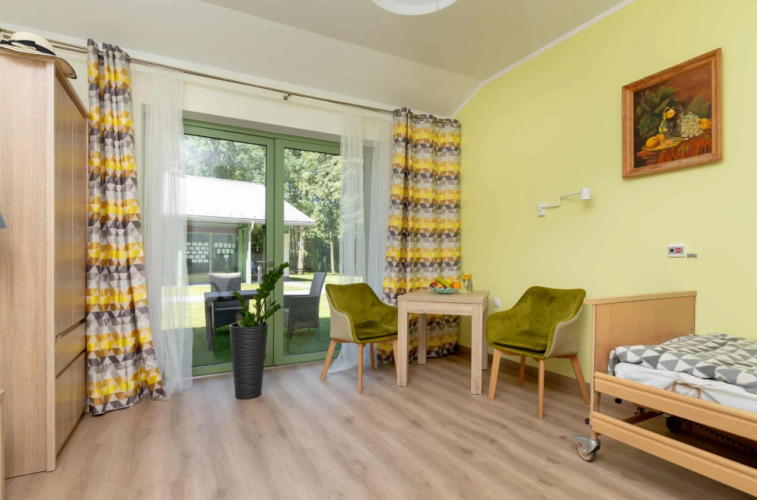 Pokoje w Domu Opieki Tabita w Konstancinie-Jeziornie są jasne, przestronne i wyposażone w niezbędne meble