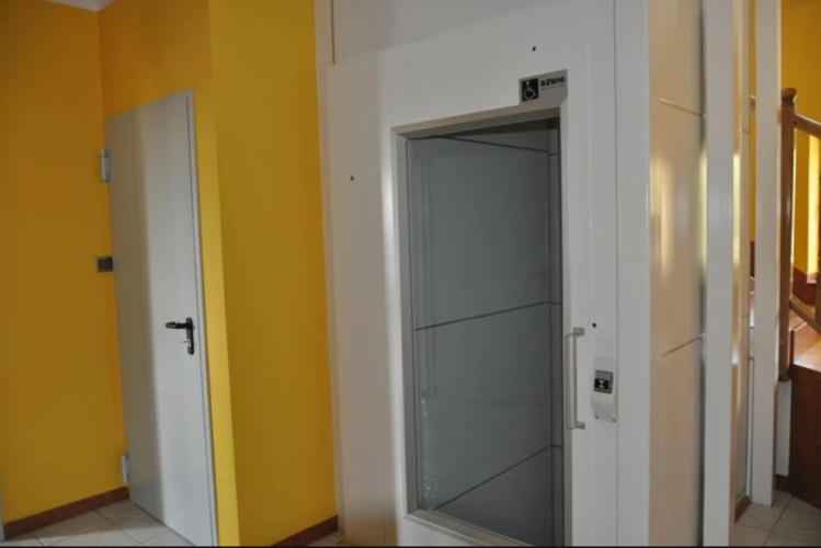 Dom Opieki Seniora SŁOWIK w Papierni jest pozbawiony barier architektonicznych - na miejscu dostępna jest także winda