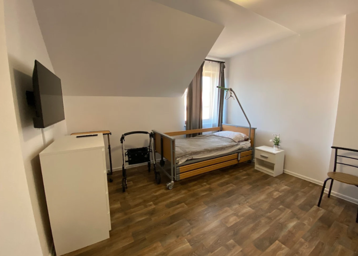 Pokoje w Domu Seniora Bochnia są wyposażone w niezbędne meble i sprzęty