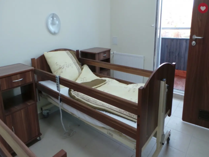 Jeden z pokoi w Zakładzie Pielęgnacyjno-Rehabilitacyjnym LASOTA w Kocikowej
