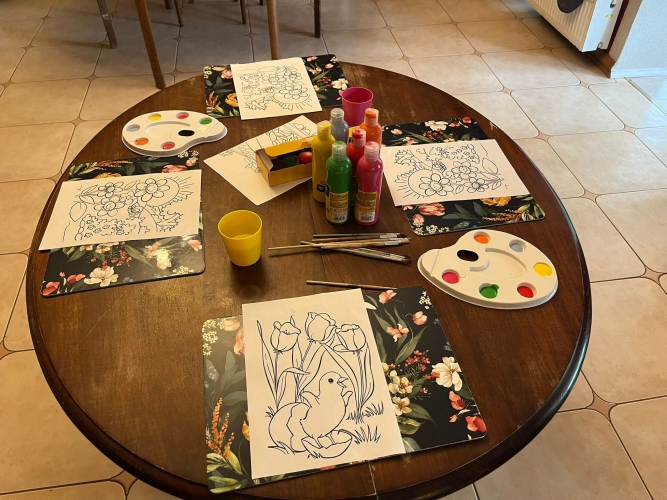 Dom Pomocy Rodzinnej w Worlinach oferuje swoim podopiecznym różne formy spędzania wolnego czasu - jedną z nich są warsztaty plastyczne